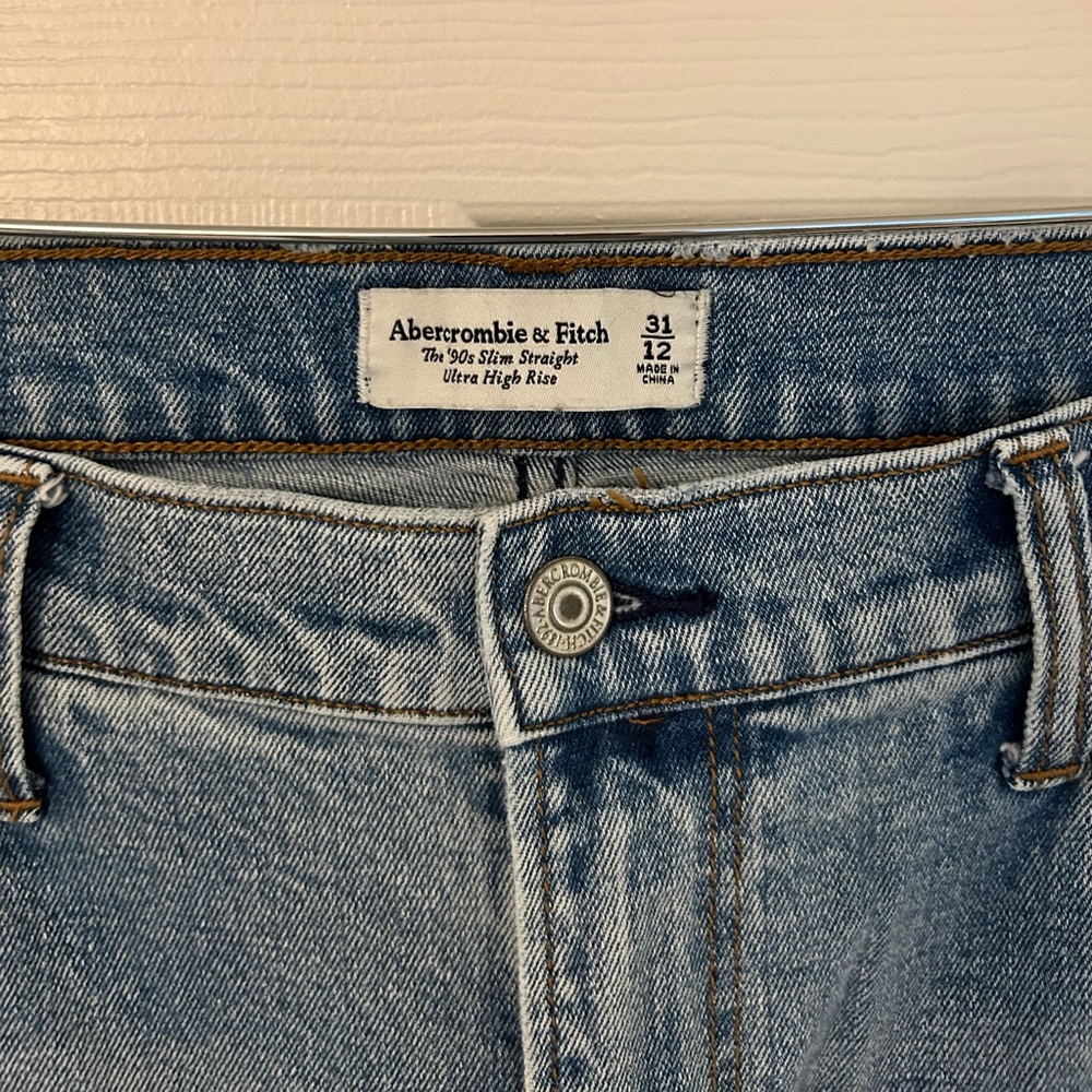 Abercrombie Ultra High Rise 90s Slim Straight Jean